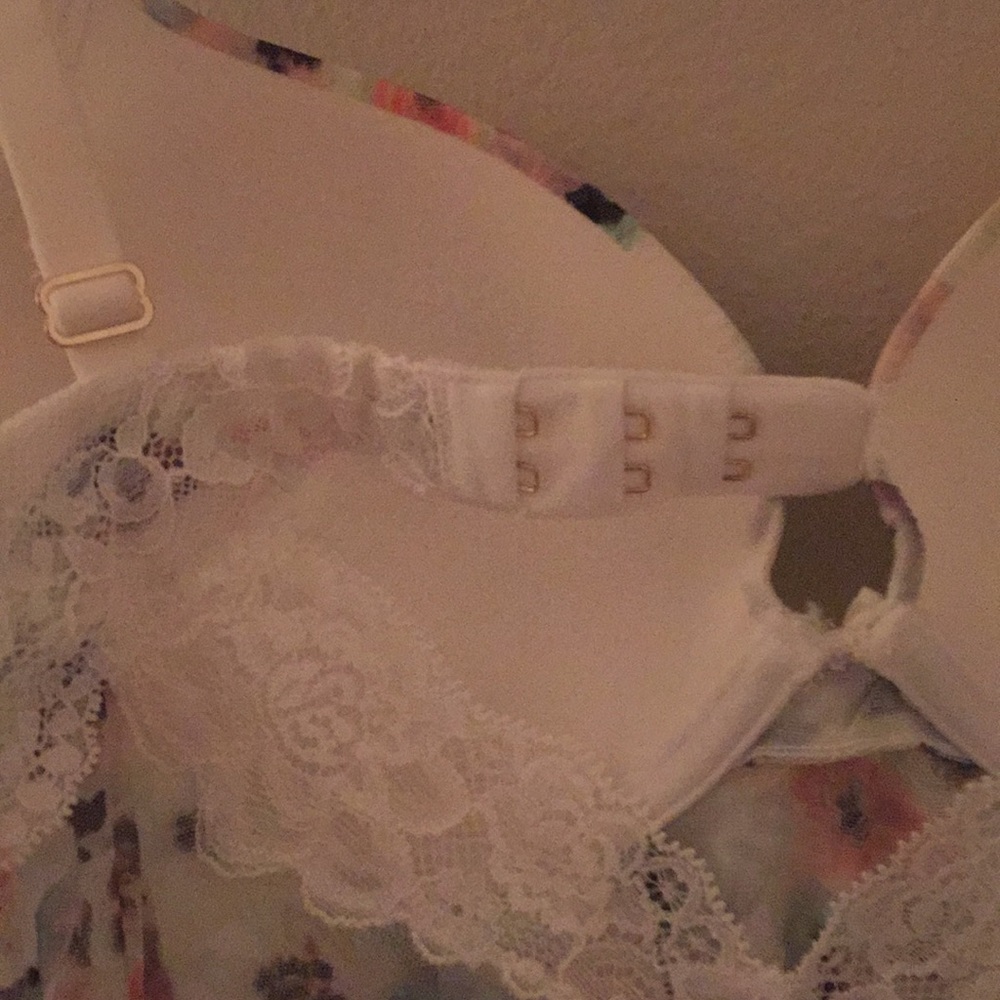 Intimate - Picture 3 of 6
